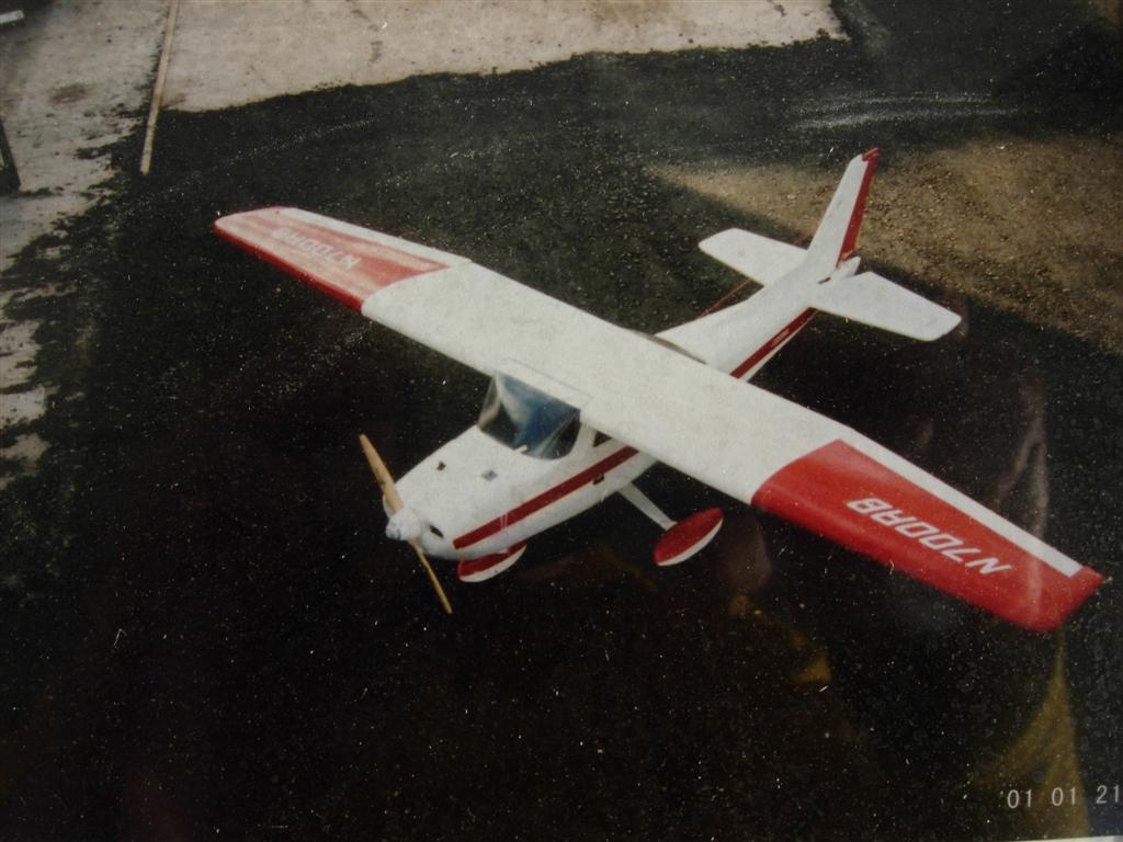 Pica Cessna 182 2.jpg