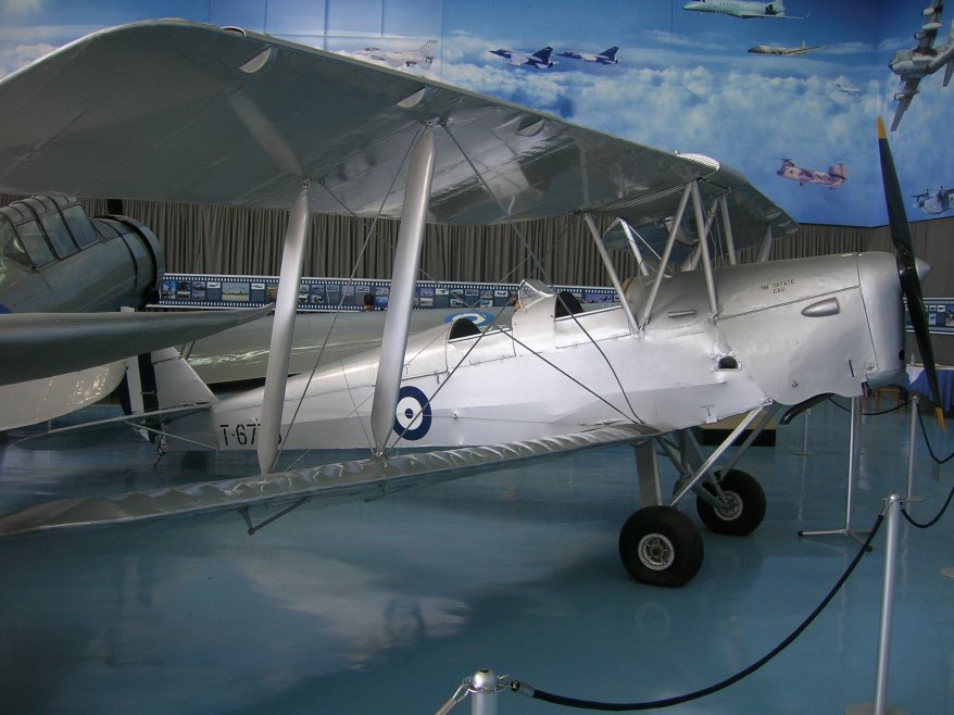 De Havilland DH-82A Tiger Moth.jpg