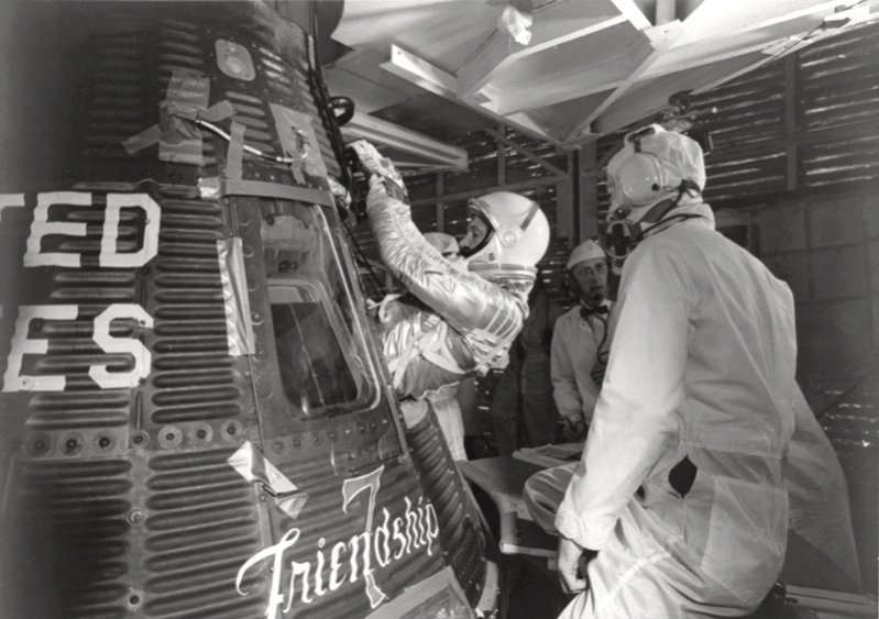 Glenn_Enters_his_Mercury_Capsule_-_GPN-2000-001029.jpg